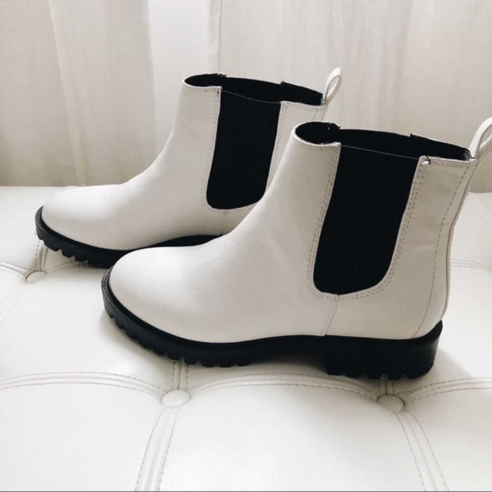 Urban Outfitters White Chelsea Boots/Booties size